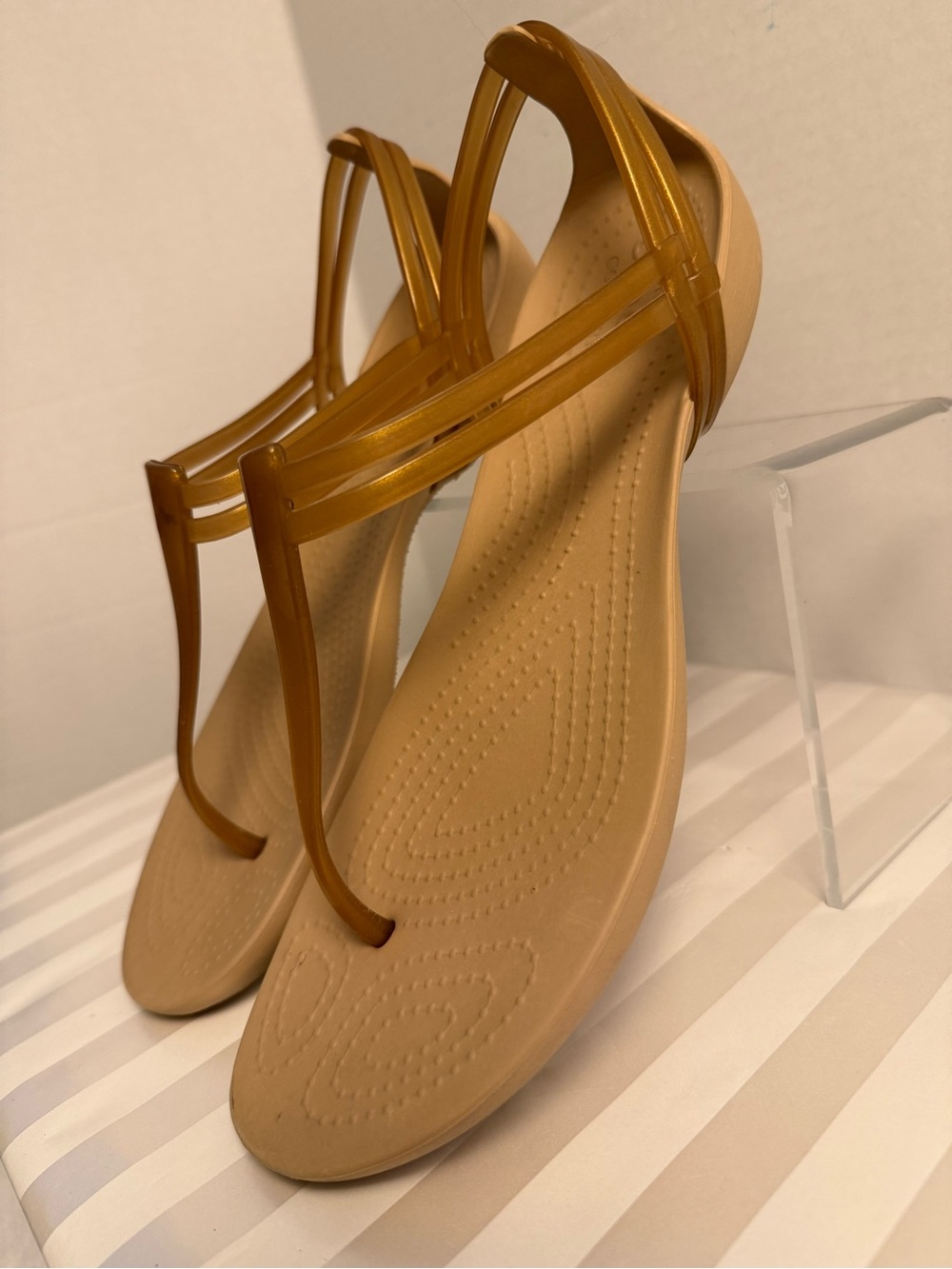 Crocs Isabella T-Strap Sandals Bronze/Tan Women’s Size 9 Lightweight Comfort - Picture 3 of 7